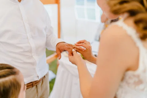 Detalle de un anillo siendo colocado en un dedo durante la ceremonia.