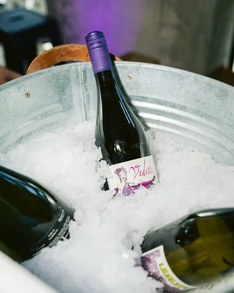 Botellas en una cubeta metálica llena de hielo.