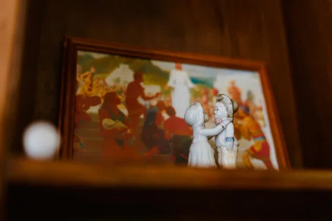Fotografía enmarcada sobre un mueble de madera durante los preparativos.