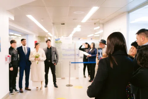 Grupo de personas reunidas dentro de una sala luminosa.
