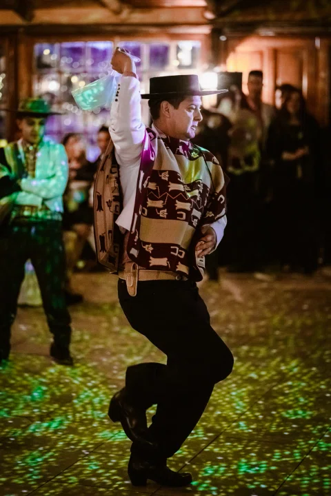 Hombre con atuendo tradicional bailando solo durante la celebración.