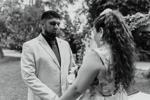 Hombre con chaqueta clara mira a una mujer de cabello rojo, en una fotografía en blanco y negro.