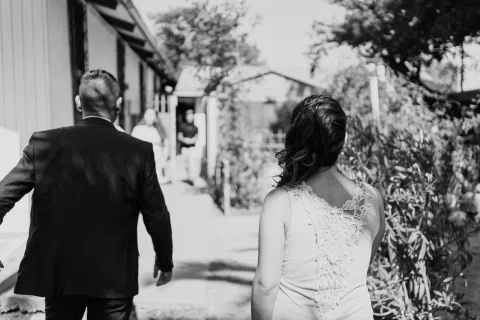 Hombre y mujer caminan de espaldas en una fotografía en blanco y negro.