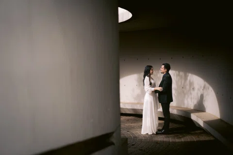 Hombre y mujer permanecen frente a frente tomados de las manos.
