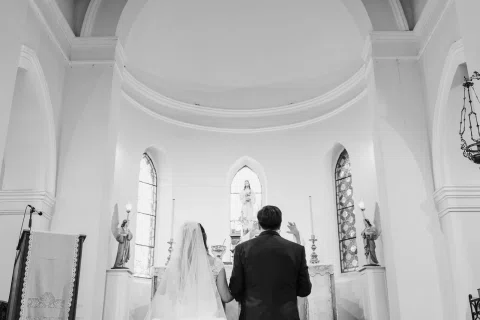 Interior de la iglesia fotografiado en blanco y negro durante la ceremonia.