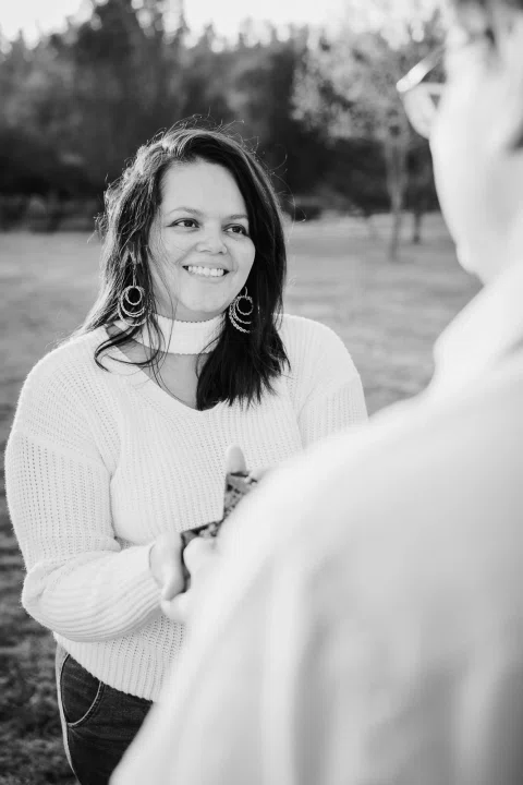 Retrato en blanco y negro de una mujer mirando a un hombre fuera de foco.
