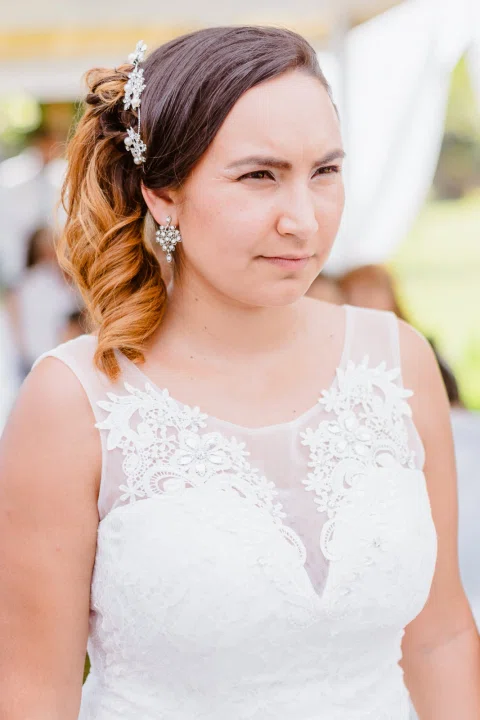 Retrato frontal de una mujer con vestido blanco.